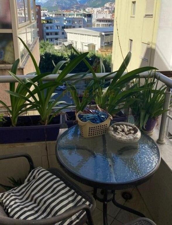 Shitet , Apartament 2+1 , Fresku , Tiranë.