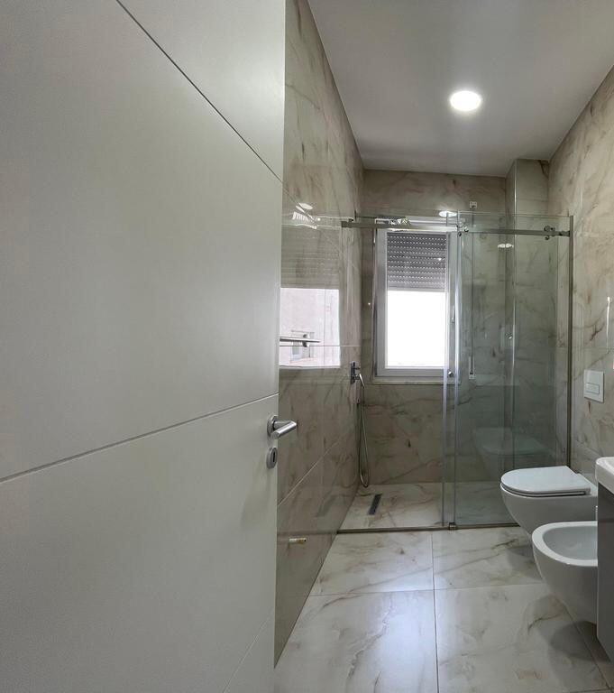 APARTAMENT PËR QIRA 2+1+2+POST PARKIMI TE KOPSHTI BOTANIK!