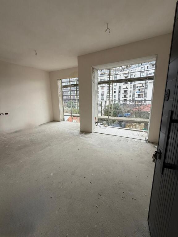🏡 Shitet apartament 1+1 te Fusha e Aviacionit