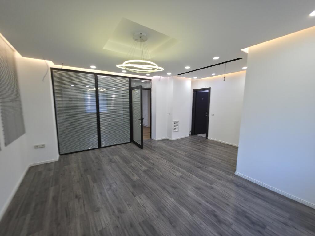 Zyrë me Qira – 370 m² te Usluga