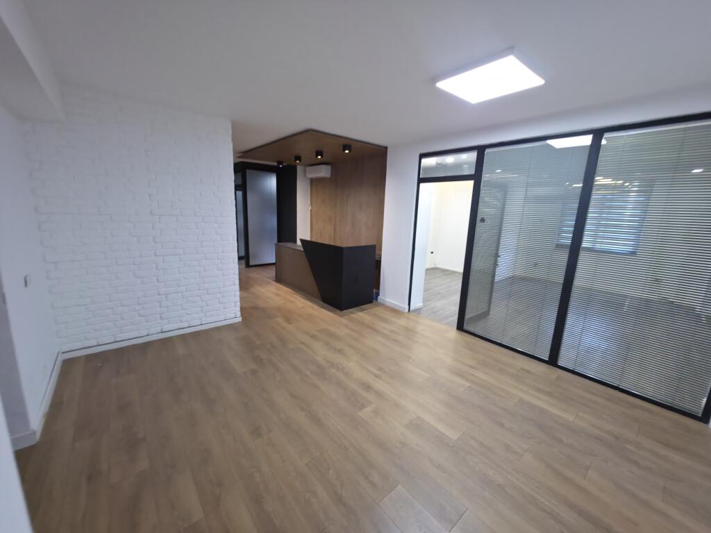Zyrë me Qira – 370 m² te Usluga