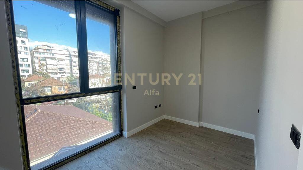 Jepet me qira apartament 2+1+2 ballkone tek Shkolla e Kuqe! 650 € /Muaj