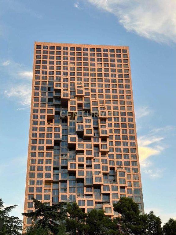 Jepet me qira ambient me fasade nga rruga tek Downtown one ,Rruga e Elbasanit !