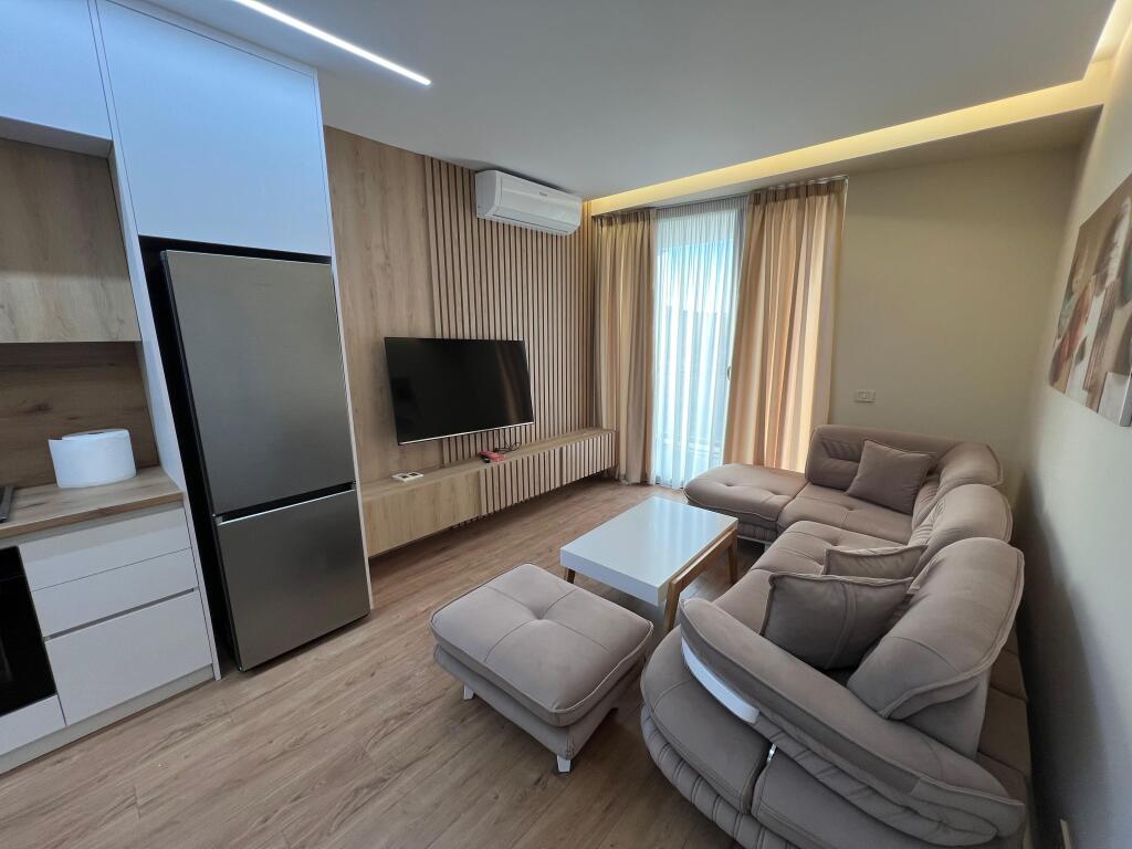 Appartamento 2+1, Mine Peza!