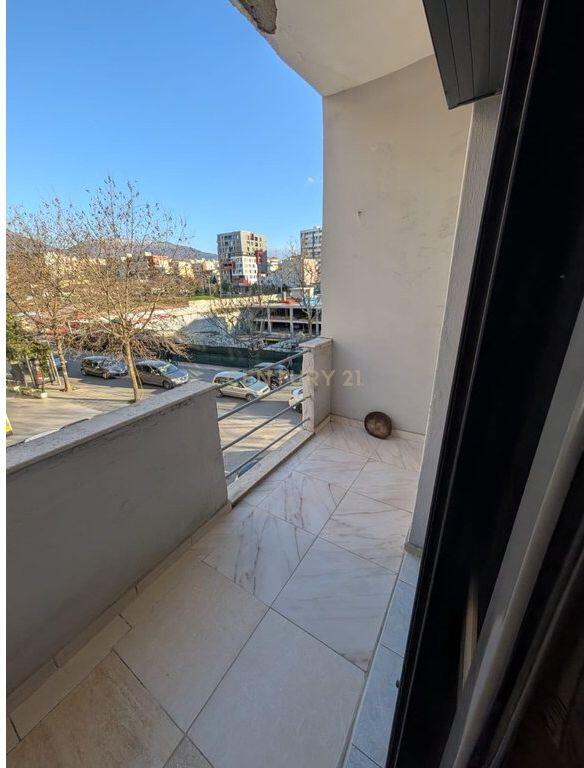 APARTAMENT 2+1 ME QIRA NE KRYQEZIMIN E ALI DEMIT! 700 € /Muaj