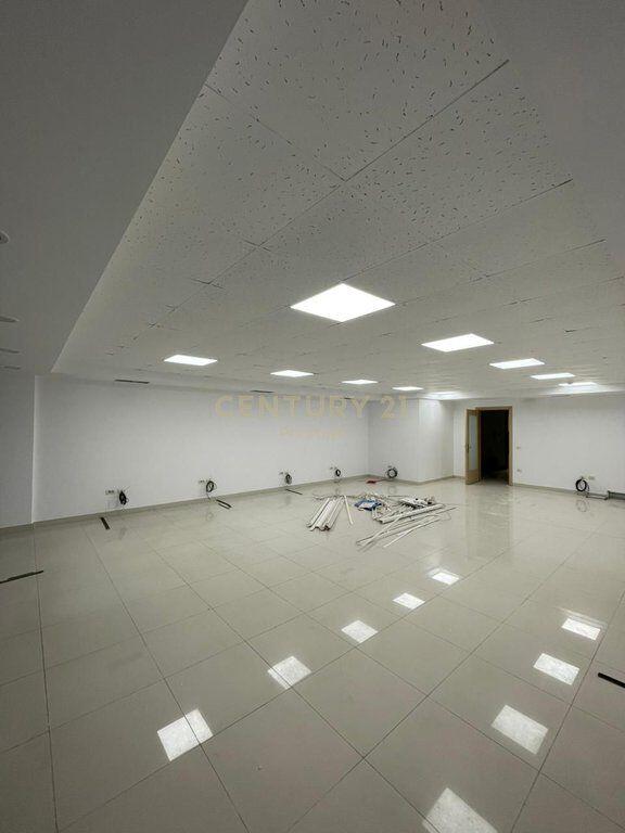 AMBIENT ZYRE ME QIRA, TEK LIBRI UNIVERSITAR, TIRANE!