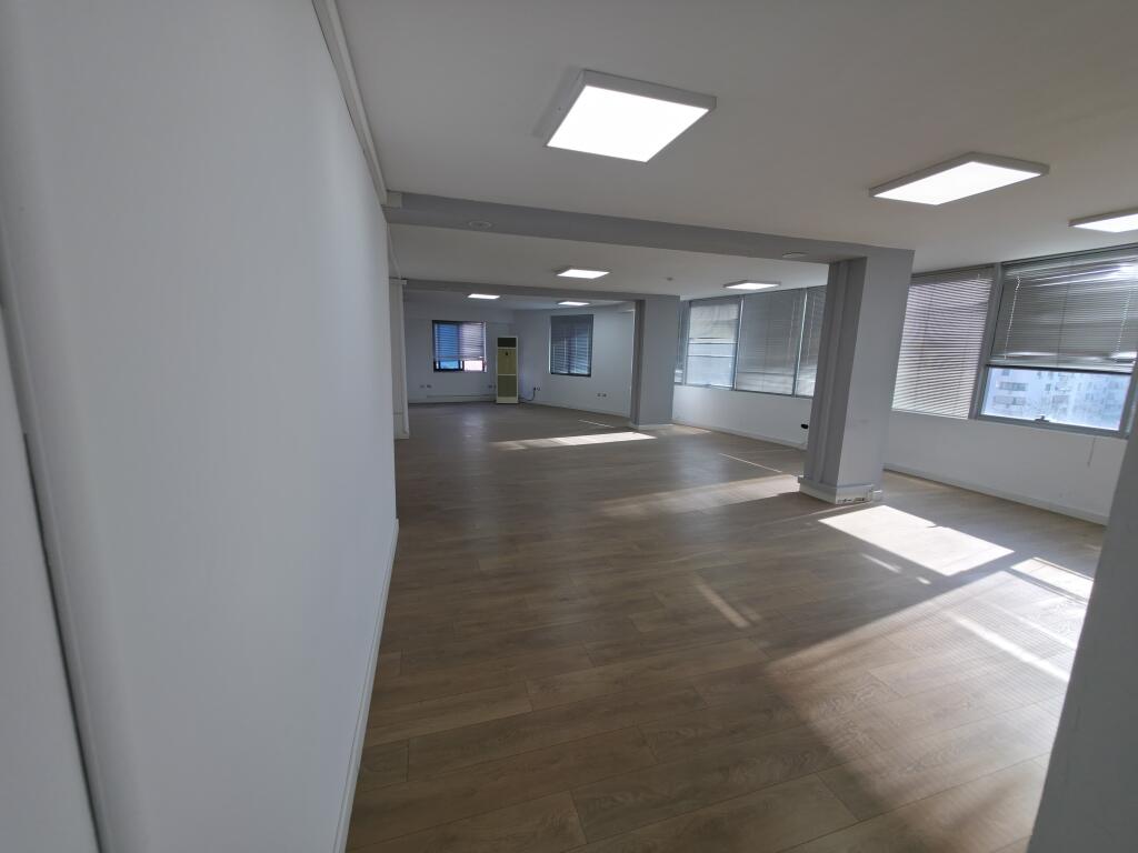 Zyrë me Qira – 370 m² te Usluga