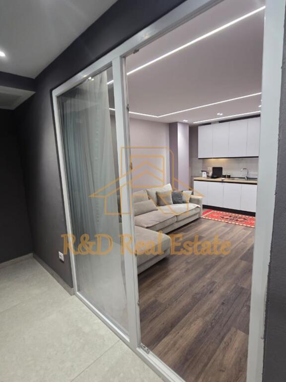 🏡 APARTAMENT ME QERA – Stacioni i Trenit