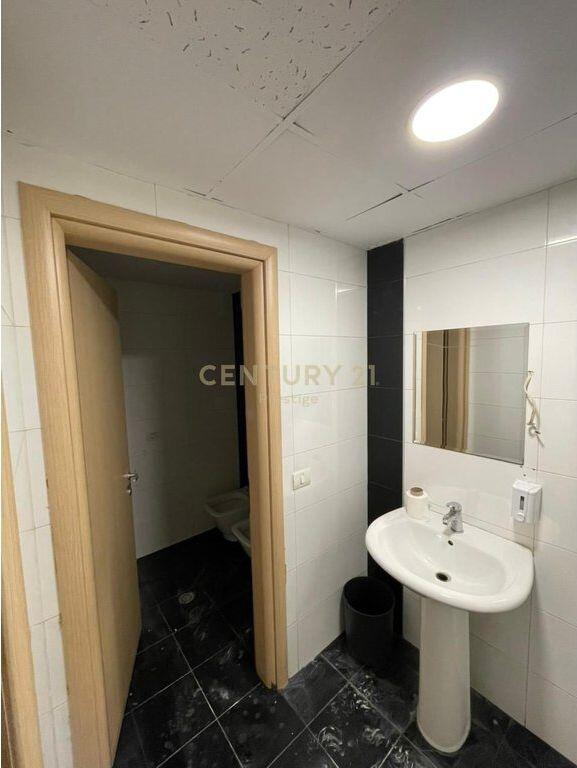 AMBIENT ZYRE ME QIRA, TEK LIBRI UNIVERSITAR, TIRANE!