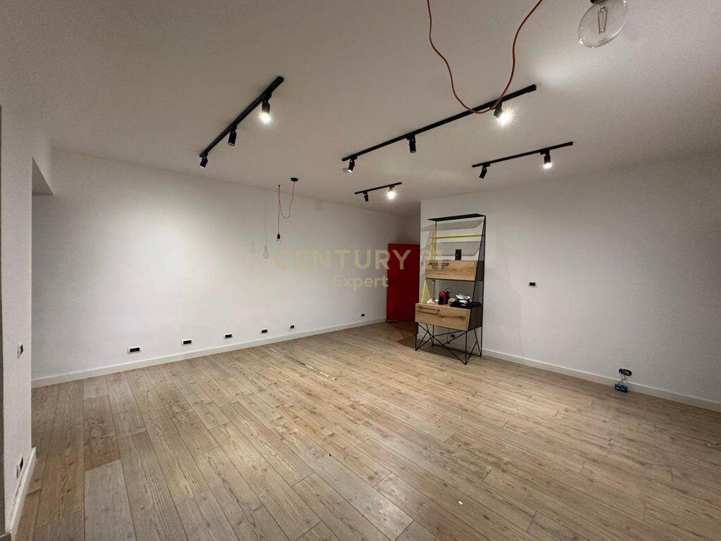 JAPIM ME QERA ZYRE MODERNE  POST PARKIMI TEK RRUGA E DURRESIT!
