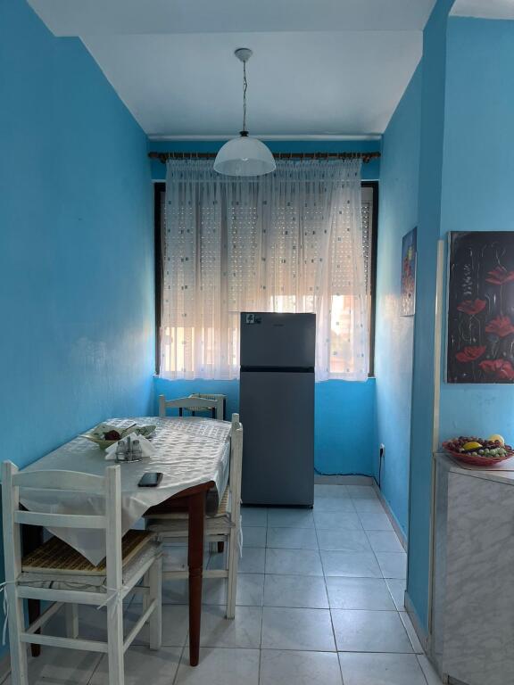 Jepet me qira apartament 2+1 me kuzhine ne vete, Zona Ali Demi