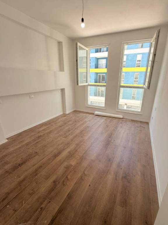 ▫️ SHITET APARTAMENT 1+1 – UNIVERS CITY  ▫️ Apartament i pozicionuar në Univers City, kompleks modern dhe shumë i kërkuar për banim dhe investim.  ▫️ Kati: 3 ▫️ Sipërfaqe: 59.77 m²  ▫️ Detaje shtesë: ▫️ Investim ekstra i kryer nga pronari ▫️ Planimetri funksionale ▫️ Ndriçim natyral dhe ambiente komode  ▫️ Çmimi: 7,600,000 Lekë ▫️ Çmimi me post parkimi: 8,500,000 Lekë  ▫️ Ideale për banim ose investim me kthim të sigurt.  ▫️ Për më shumë informacion ose për një vizitë në pronë: 📲 WhatsApp & Celular