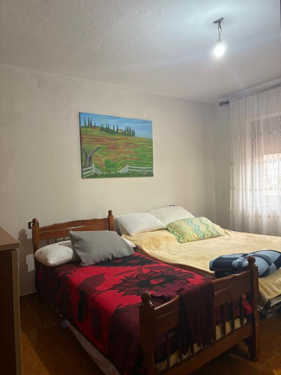 Shitet apartament 2+1 me kuzhinë më vete dhe depo