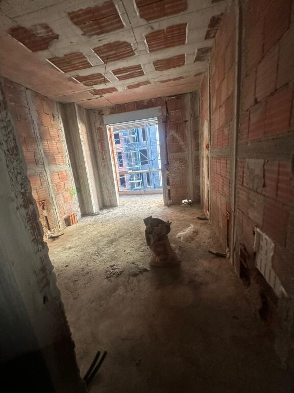 Shitet apartament 2+1