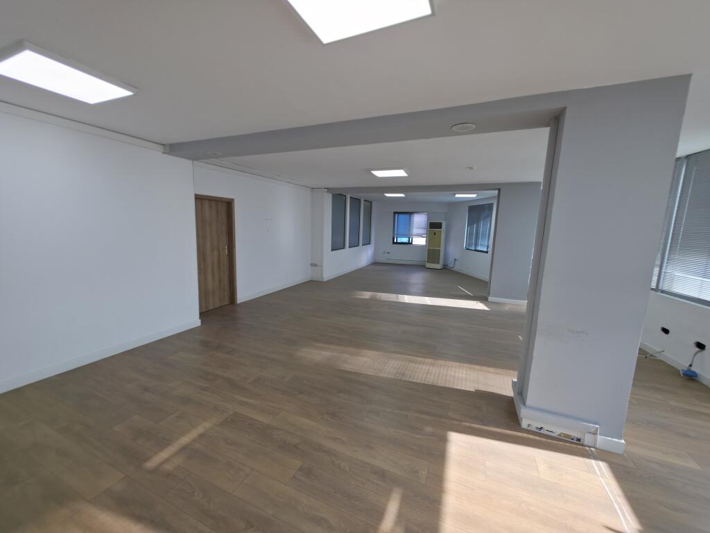 Zyrë me Qira – 370 m² te Usluga