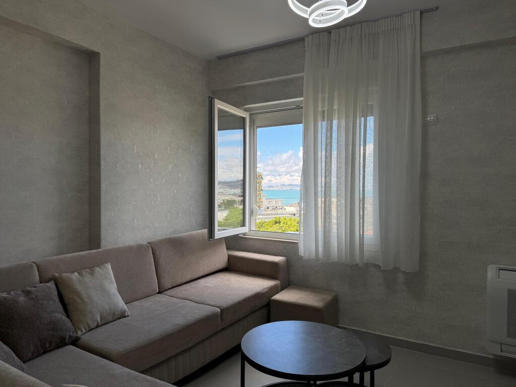 Shitet Apartament 2+1 në Golem,