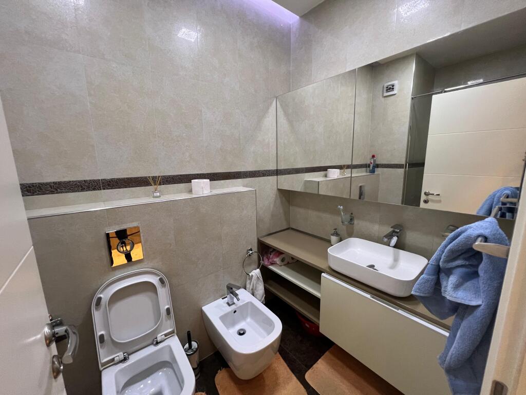 📣 QERA SUPER Apartament 2+1 Me 2 Tualete Dhe 2 Ballkone 📍 Zogu i Zi , Prane Ring Center ✨   🏢 Ndertim i Ri  🪜 Kati 5 (Me Ashensor)  📐 Siperfaqe Totale 147 m2  🛋️ Mobiluar Me Kushte Bashkekohore  ❌ Kusht Kontrate Noteriale   💶 Cmimi 1.200 Euro Bruto