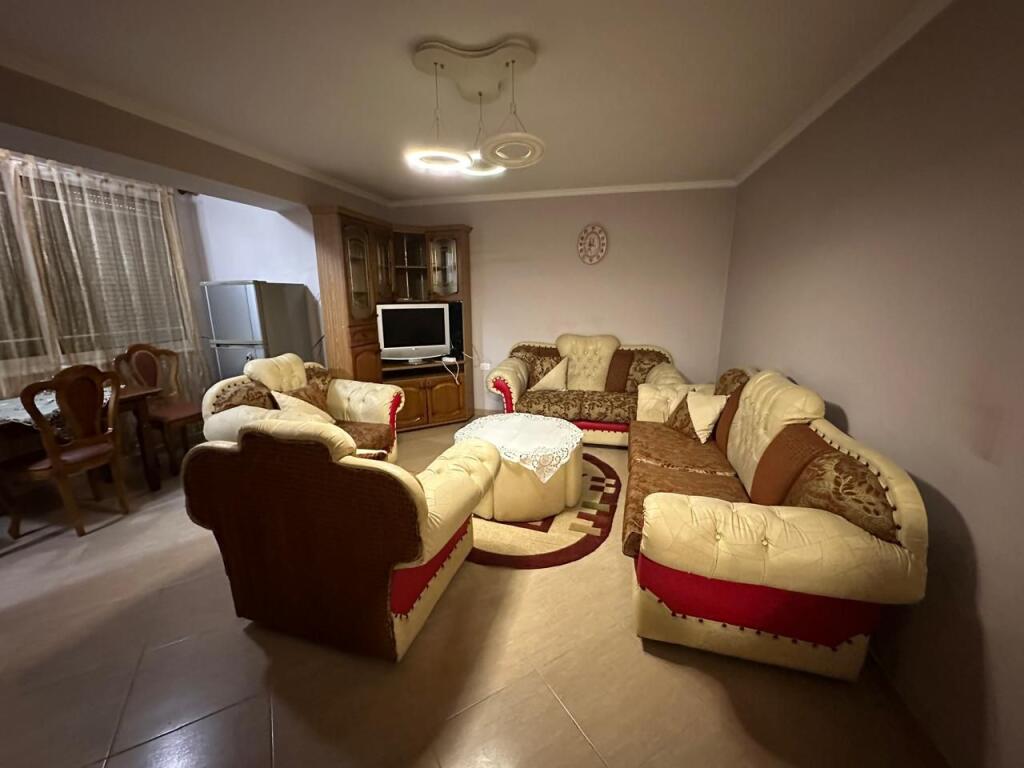 🏢Tek Xhamia Tabakeve jepet me qera apartament 1+1,i mobiluar.  50,000Leke