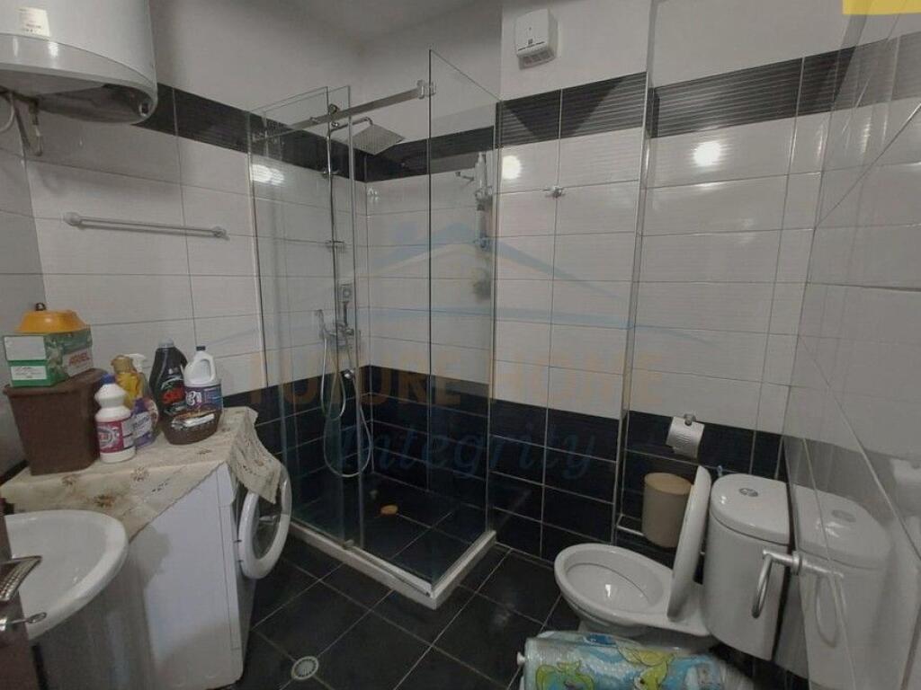 Shitet, Apartament 1+1+2 Ballkone, Materniteti i Ri, Tiranë.