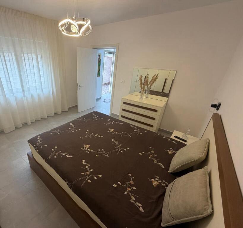 APARTAMENT ME QERA 2+1 STACIONI TRENIT 650 EURO