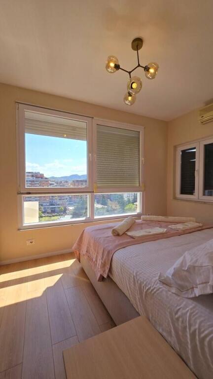 Jepet me QIRA apartament 2+1+ verandë në Ish Bllok afër Sky Tower