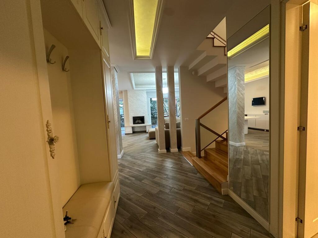 Vilë 3 katëshe me QIRA në Rezidencë private pranë TEG në Tiranë