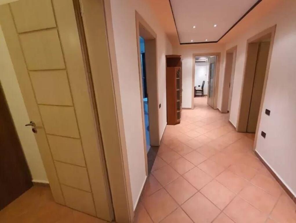 INVESTIM,Jepet me qera vile 3-kateshe ne ish-stacionin e fundit te Tiranes se re !!