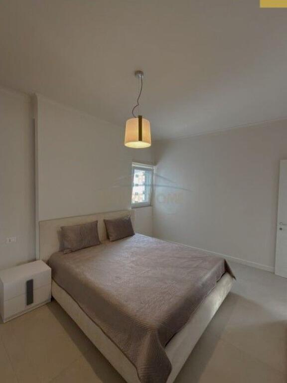 Shitet, Apartament 2+1+2 , Kika 2 , Komuna e Parisit.