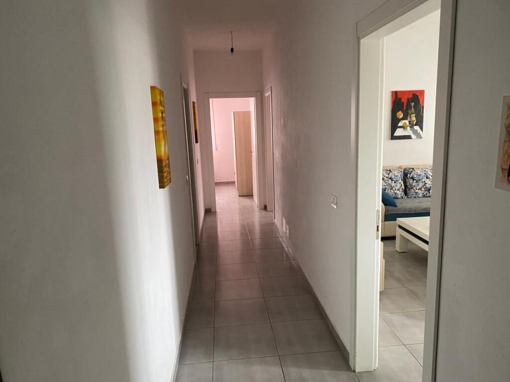 Jepet me qera 2+2 mobiluar komuna Parisit 599 eu ashensor