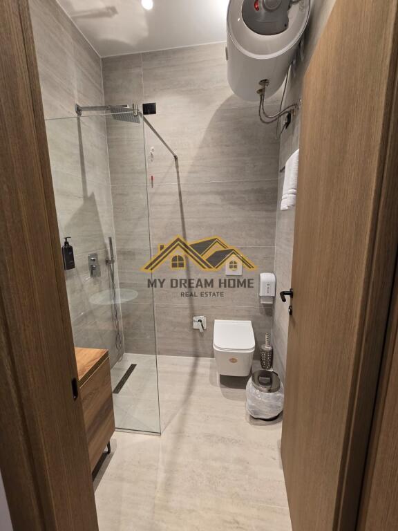 Shitet Ne Qender te Durresit – E Ndarë ne 4 Studio te Pavarura