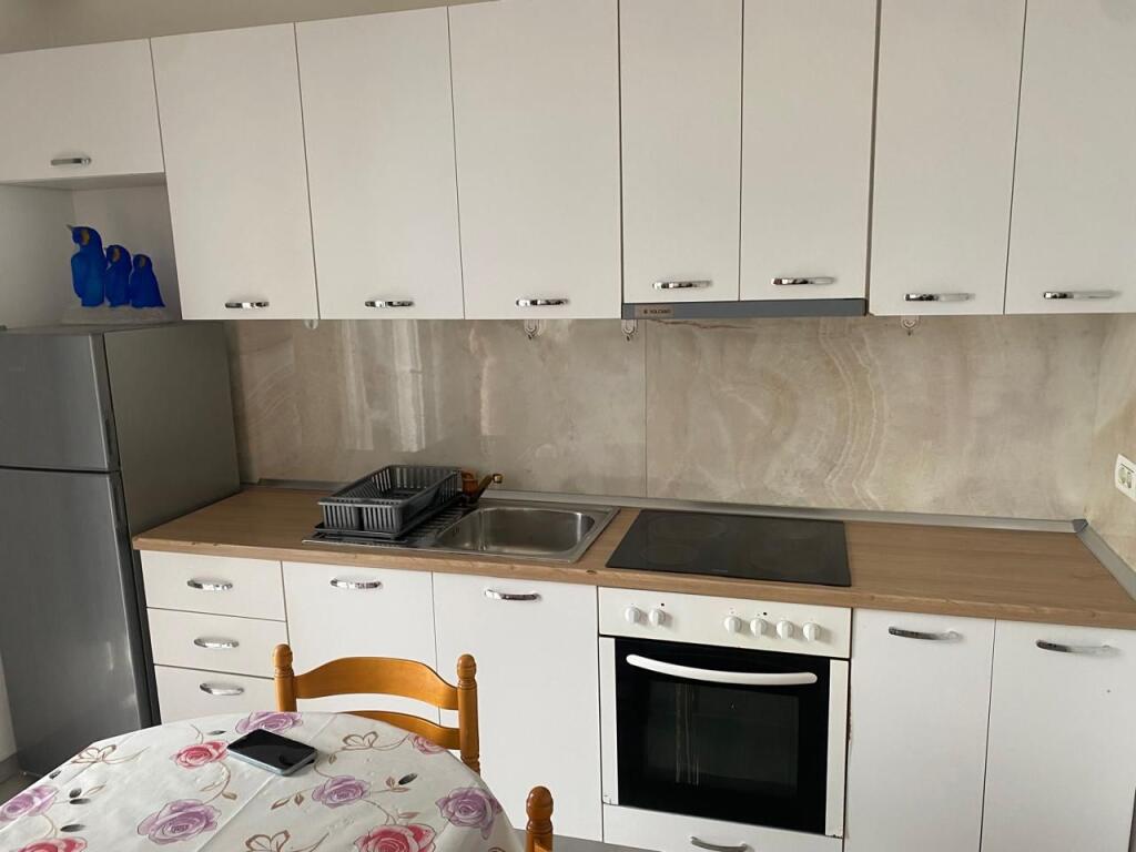 Jepet me qera 2+2 mobiluar komuna Parisit 599 eu ashensor