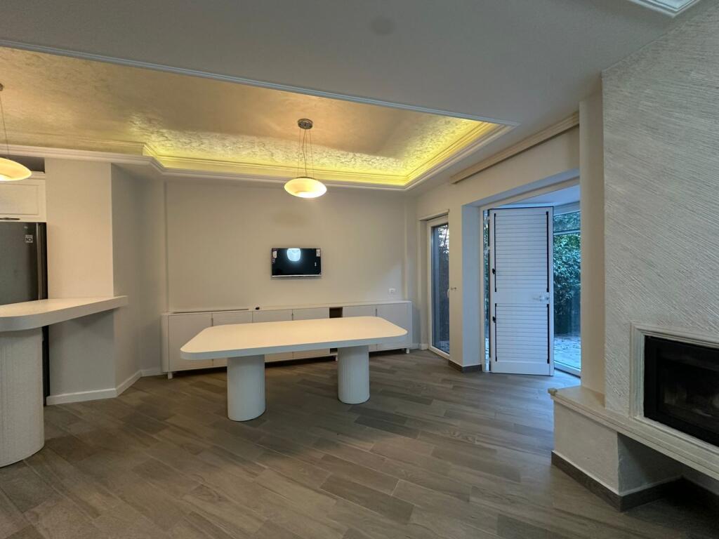 Vilë 3 katëshe me QIRA në Rezidencë private pranë TEG në Tiranë