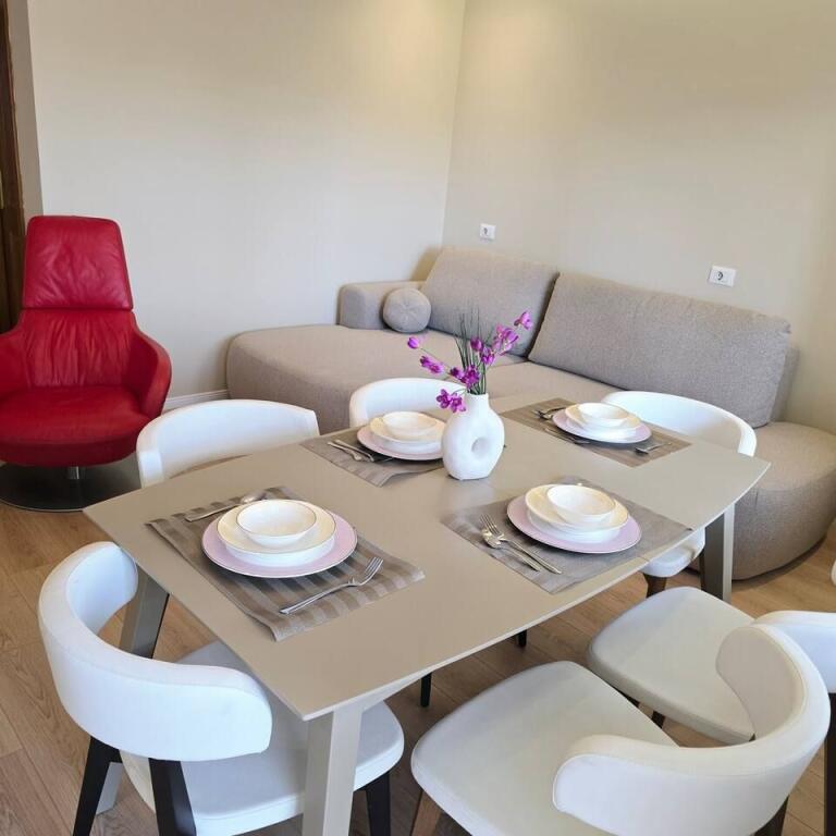 Jepet me QIRA apartament 2+1+ verandë në Ish Bllok afër Sky Tower