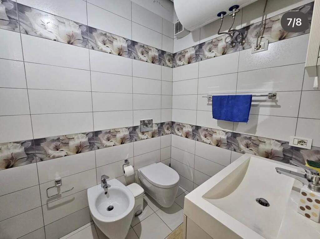 Jepet apartament 2+1 per qira tek rruga e Kavajes, prane qendres Globe.