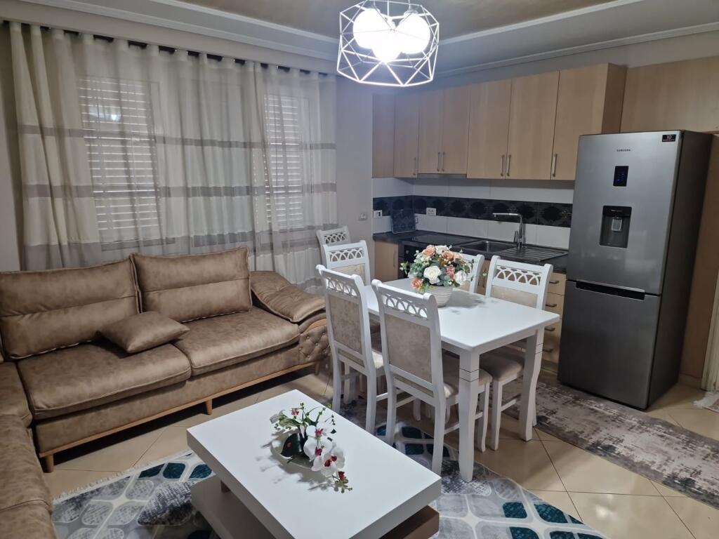 Apartament 2+1 me qera perballe Ringut tek Zogu i Zi