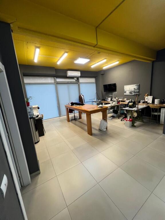 Shitet ambient biznesi-porti Durres