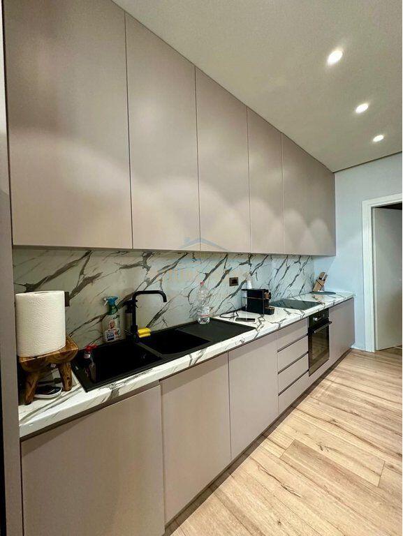 Shitet apartament 2+1 +2 poste parkimi Green Coast 1