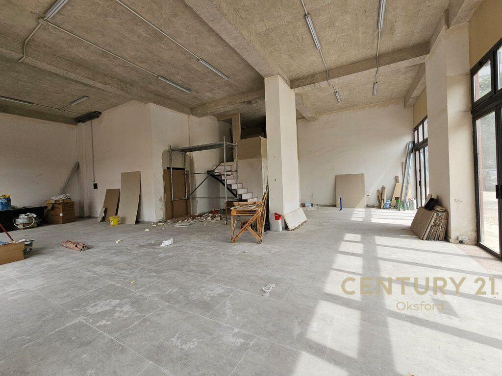 JEPET ME QIRA NJËSI KOMERCIALE ME FASAD NE RRUGE (CORNER), PRANE ISH FUSHA AVIACIONIT 1,300 € /Muaj