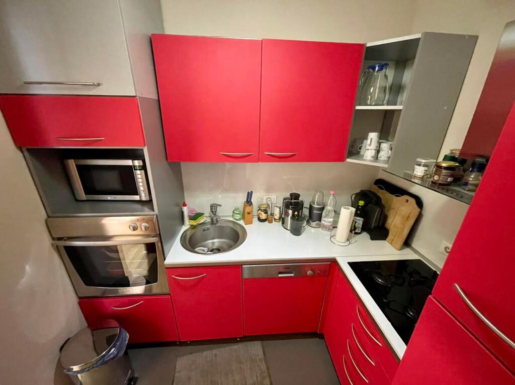 Jepet me QIRA apartament 2+1+ verandë në Ish Bllok afër Sky Tower