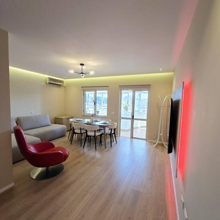 Jepet me QIRA apartament 2+1+ verandë në Ish Bllok afër Sky Tower