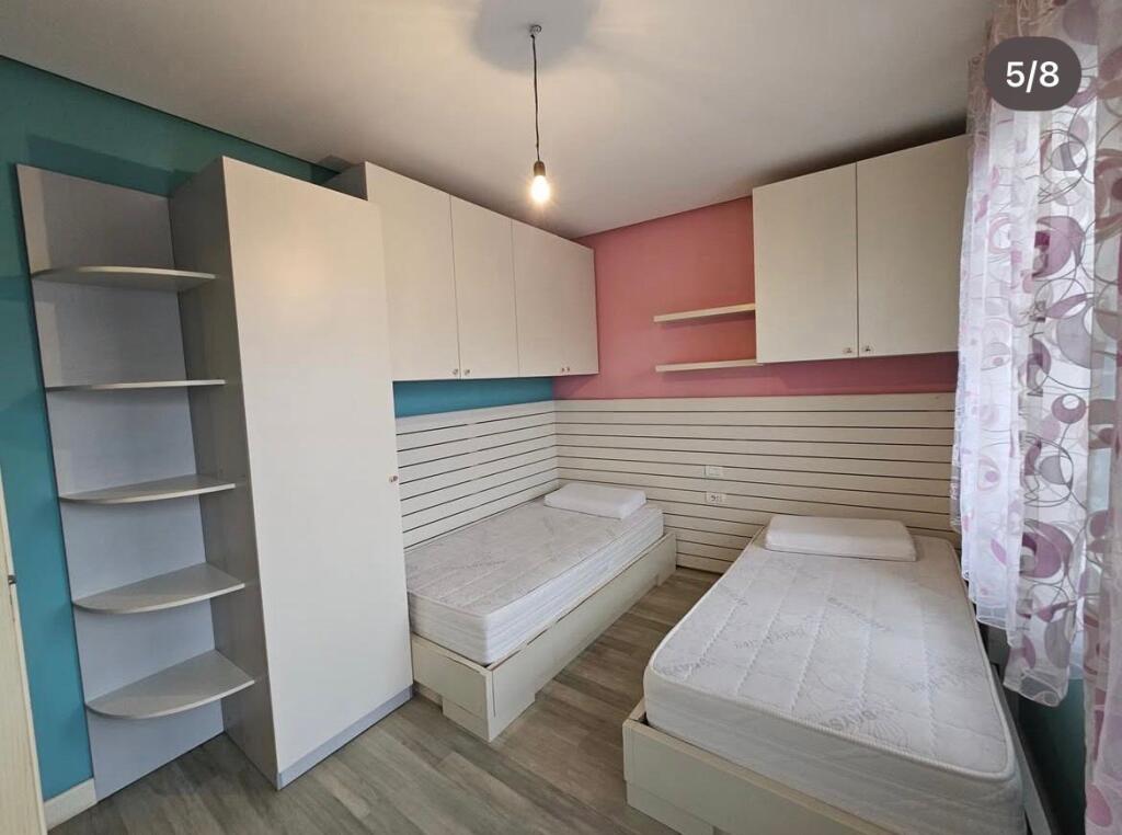 Jepet apartament 2+1 per qira tek rruga e Kavajes, prane qendres Globe.