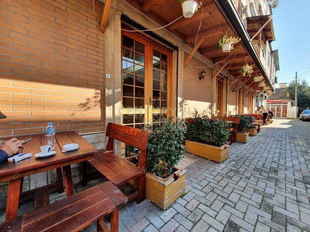 AMBIENT KOMERCIAL PER QIRA NE RRUGEN E KAVAJES ! 2,500 € /Muaj