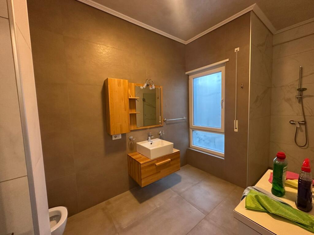 Vilë 3 katëshe me QIRA në Rezidencë private pranë TEG në Tiranë