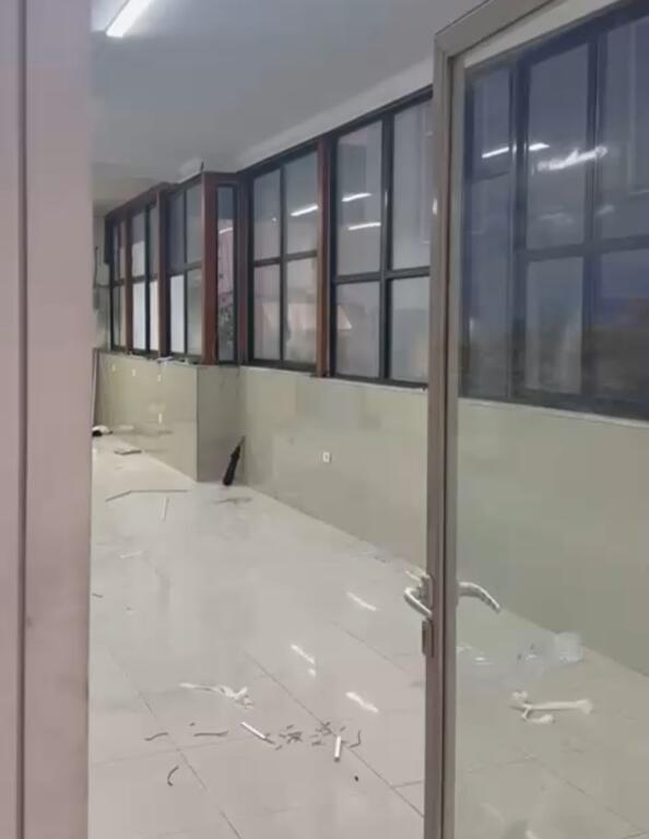 Jepet me qira dyqan në rrugë kryesore