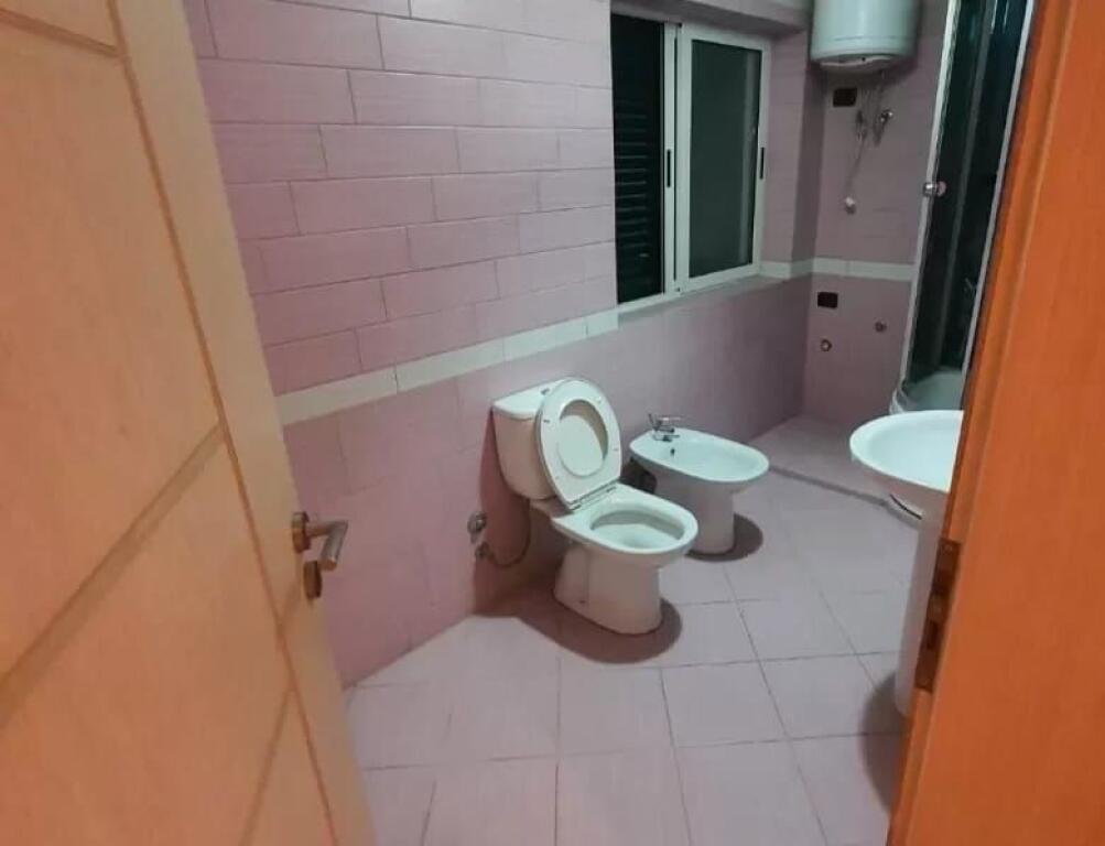 INVESTIM,Jepet me qera vile 3-kateshe ne ish-stacionin e fundit te Tiranes se re !!