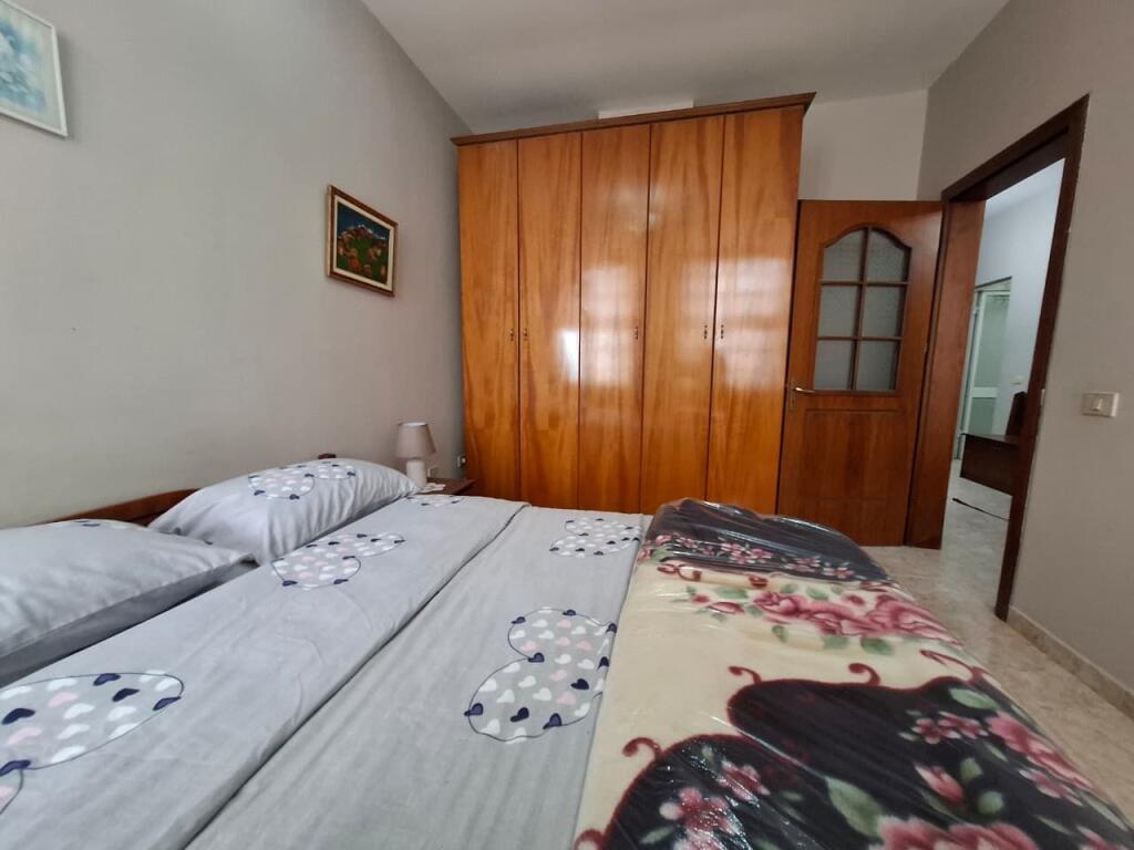 In Affitto – Appartamento 2+1 con Cucina Separata 📍 Rruga e Kavajës – Dietro il Garden Building