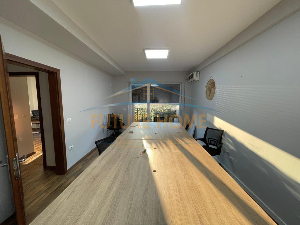 Qira, Ambient per zyra+2 Poste Parkimi, 21 Dhjetori