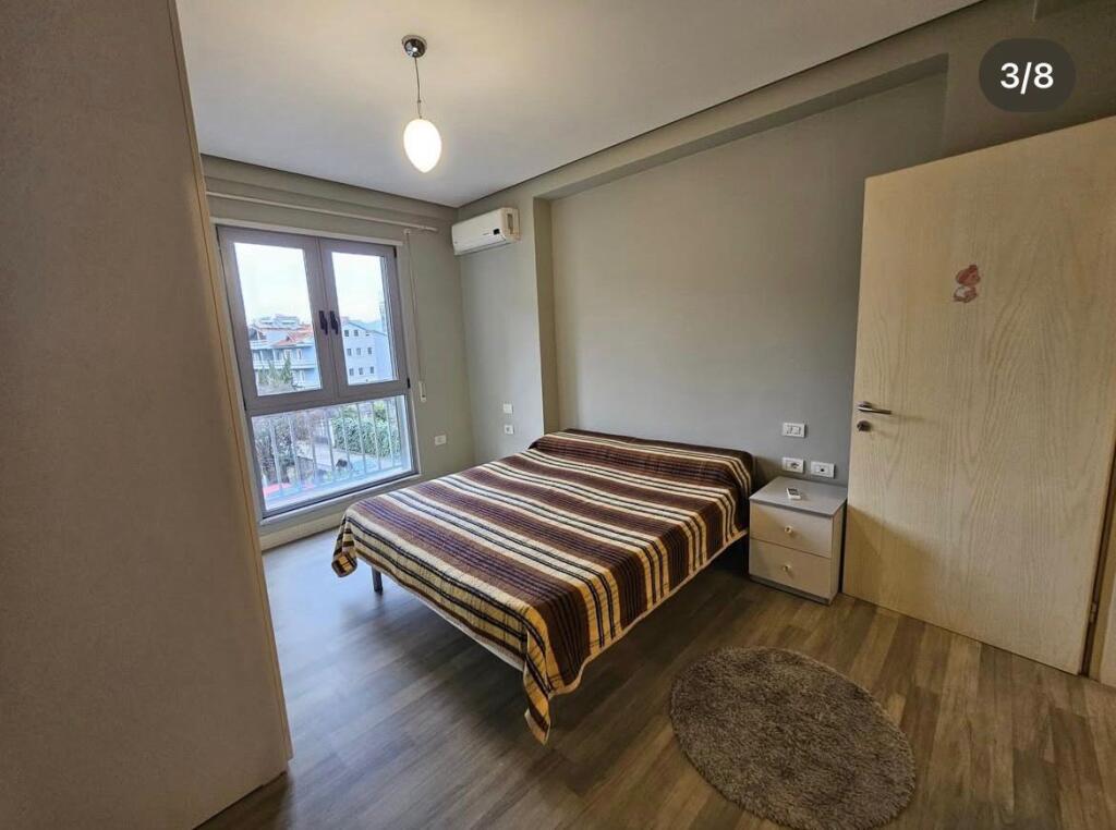 Jepet apartament 2+1 per qira tek rruga e Kavajes, prane qendres Globe.