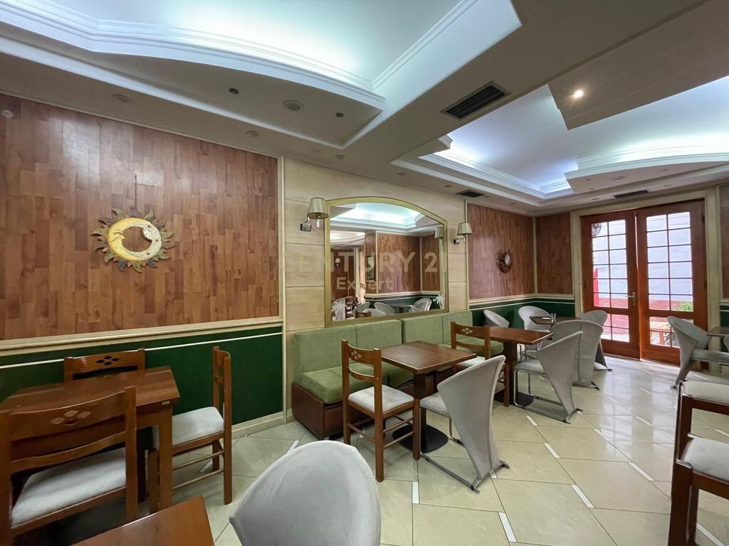 AMBIENT KOMERCIAL PER QIRA NE RRUGEN E KAVAJES ! 2,500 € /Muaj
