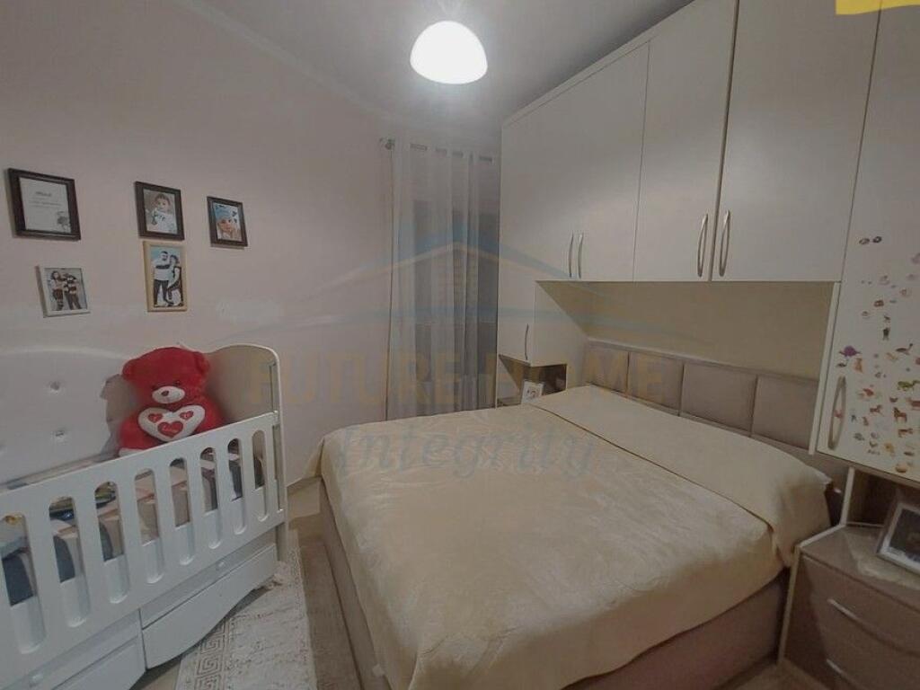 Shitet, Apartament 1+1+2 Ballkone, Materniteti i Ri, Tiranë.